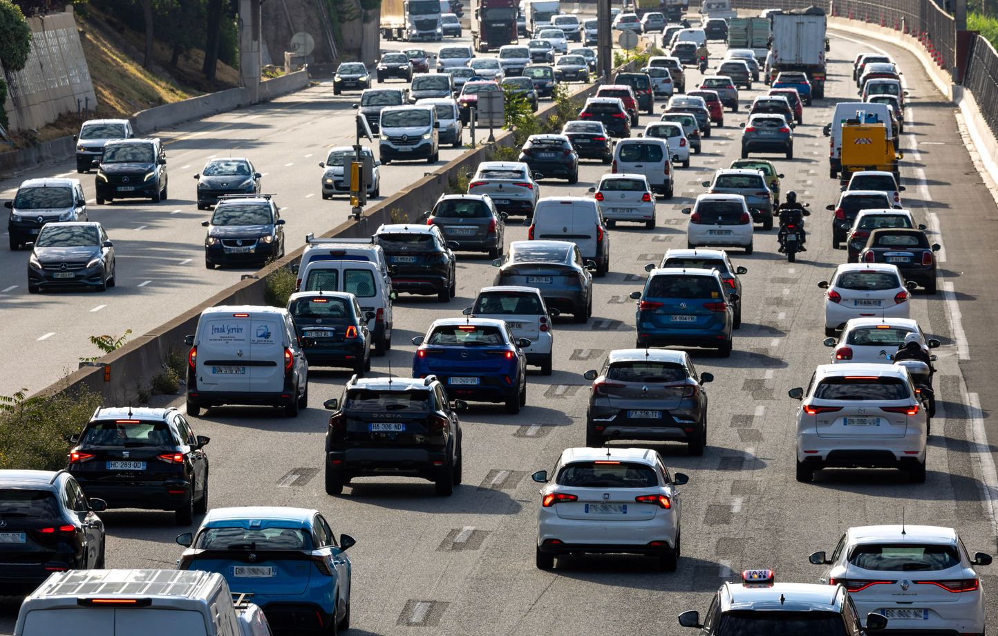 Tráfico intenso pero no oscuro en las autopistas: se registraron hasta 660 kilómetros de atascos Tráfico intenso pero no oscuro en las autopistas: se registraron hasta 660 kilómetros de atascos